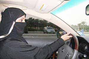 زن عربستاني به علت رانندگي جريمه شد        

