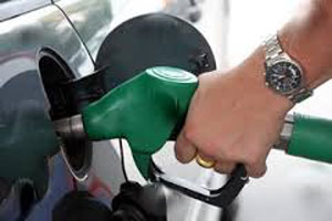پمپ ‌بنزین ‌های دولتی روی میز مزایده می روند