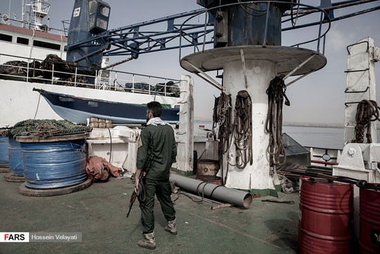 توقیف کشتی با ۷۰۰ تُن ماهی قاچاق