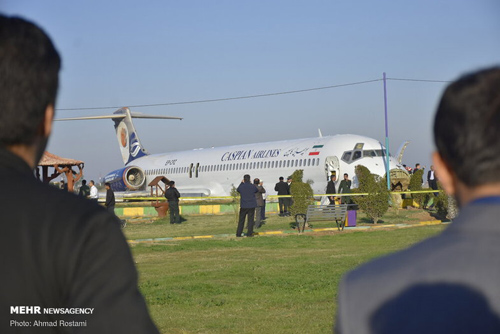 تصاویر: فرود هواپیمای مسافری در خیابانی در ماهشهر