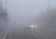 برخی جاده‌های مازندران بارانی و مه گرفته