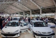 خریداران و فروشندگان بازار خودرو در انتظار تثبیت قیمت ارز
